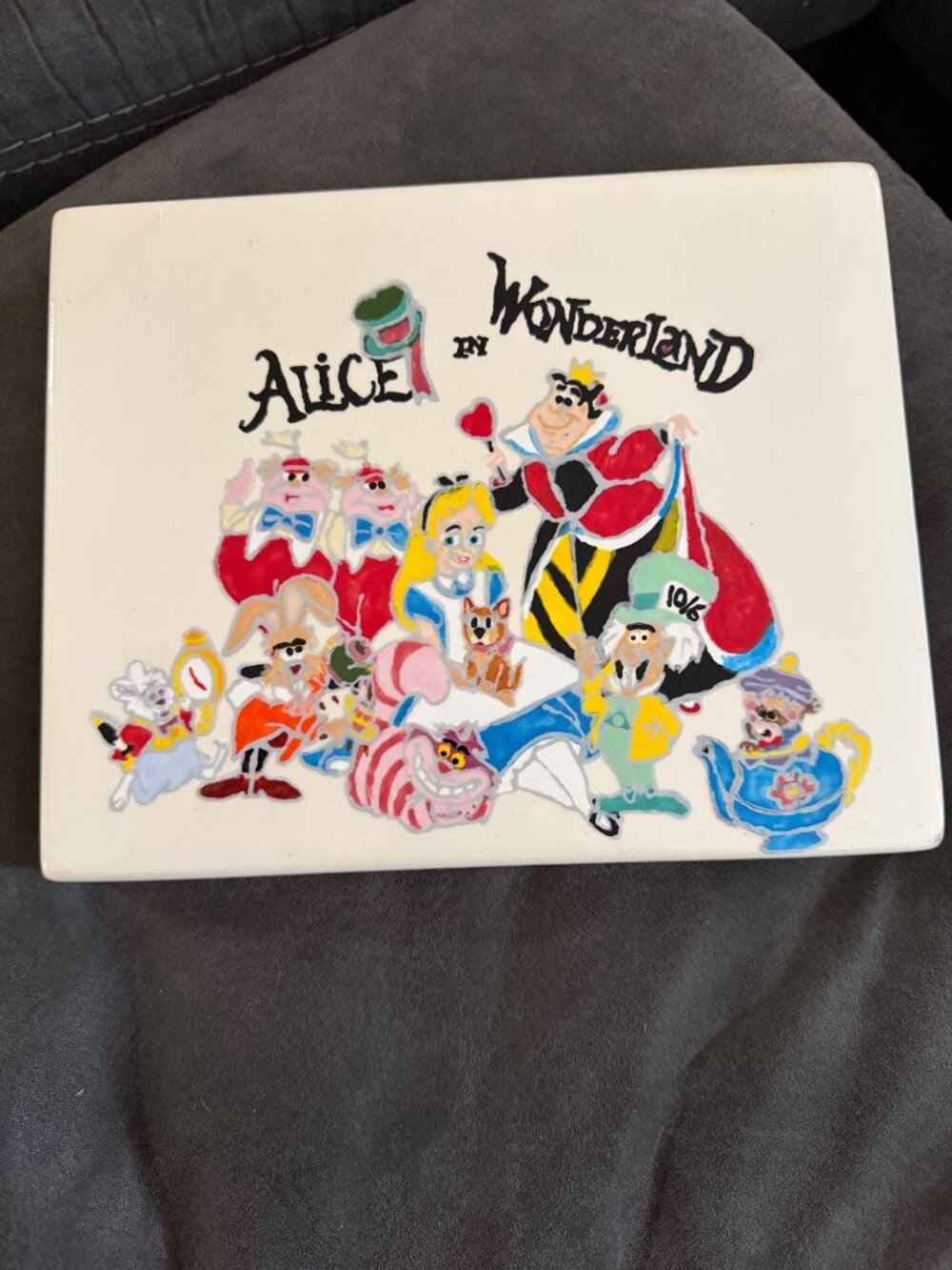 Alice In Wonderland Ceramic Decorative Plaque With Hand-Painted Characters 10x8i